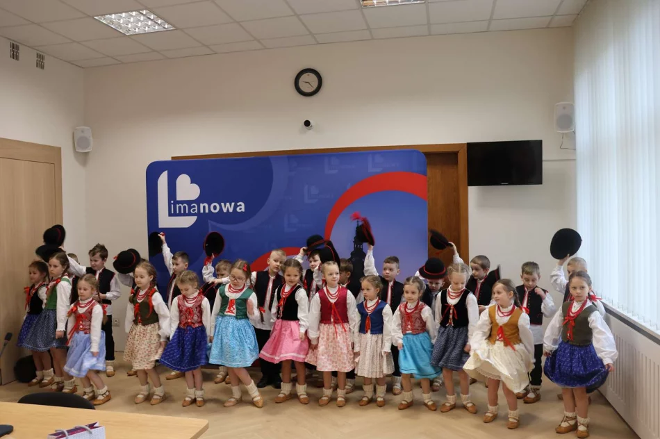Wielkanocne spotkanie przedszkolaków z władzami miasta pełne tradycji i radości - zdjęcie 5