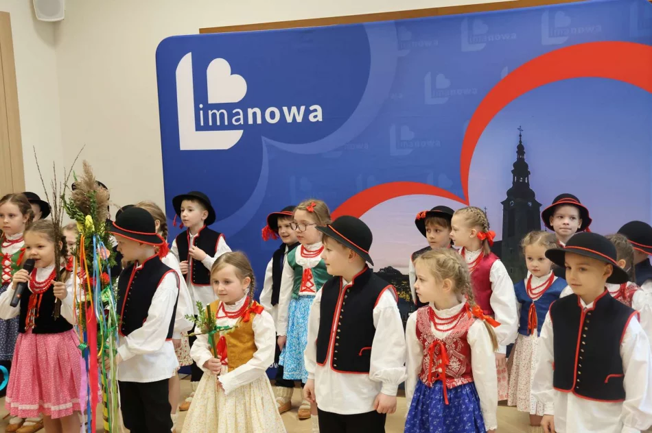 Wielkanocne spotkanie przedszkolaków z władzami miasta pełne tradycji i radości - zdjęcie 7