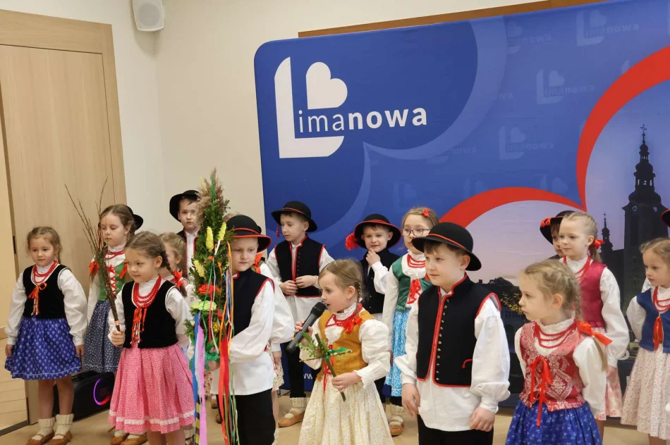 Wielkanocne spotkanie przedszkolaków z władzami miasta pełne tradycji i radości - zdjęcie 8