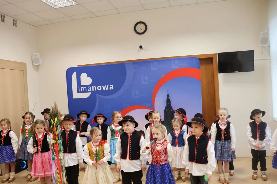 Wielkanocne spotkanie przedszkolaków z władzami miasta pełne tradycji i radości - zdjęcie 9