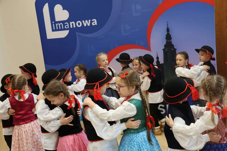 Wielkanocne spotkanie przedszkolaków z władzami miasta pełne tradycji i radości - zdjęcie 11