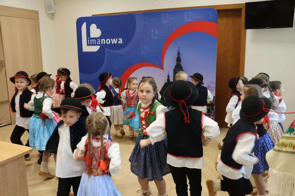 Wielkanocne spotkanie przedszkolaków z władzami miasta pełne tradycji i radości - zdjęcie 12
