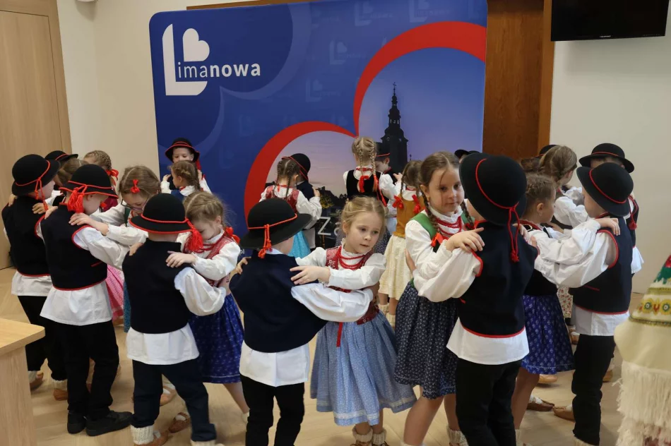 Wielkanocne spotkanie przedszkolaków z władzami miasta pełne tradycji i radości - zdjęcie 13
