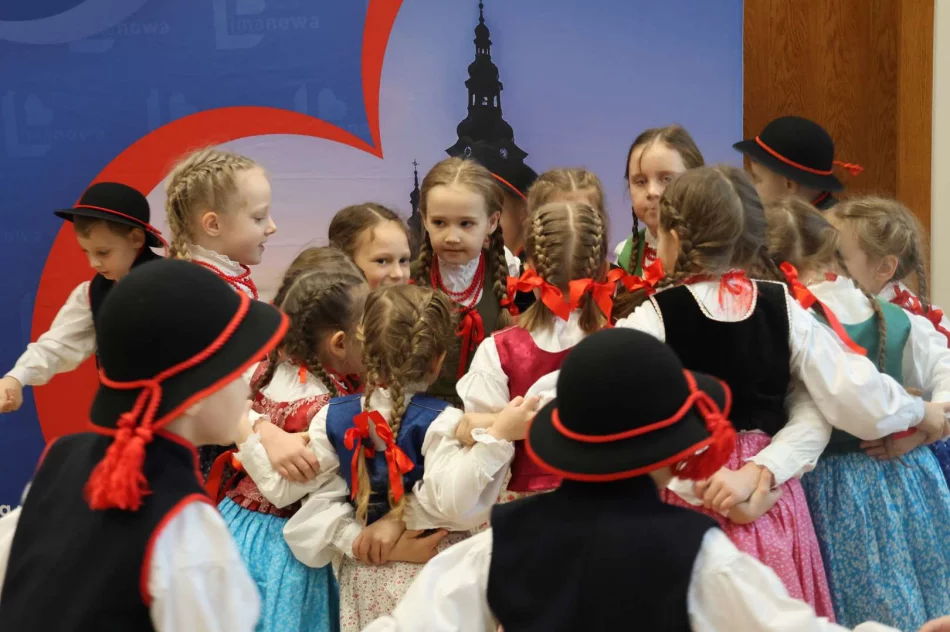 Wielkanocne spotkanie przedszkolaków z władzami miasta pełne tradycji i radości - zdjęcie 14