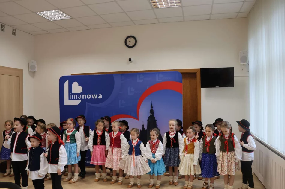 Wielkanocne spotkanie przedszkolaków z władzami miasta pełne tradycji i radości - zdjęcie 15