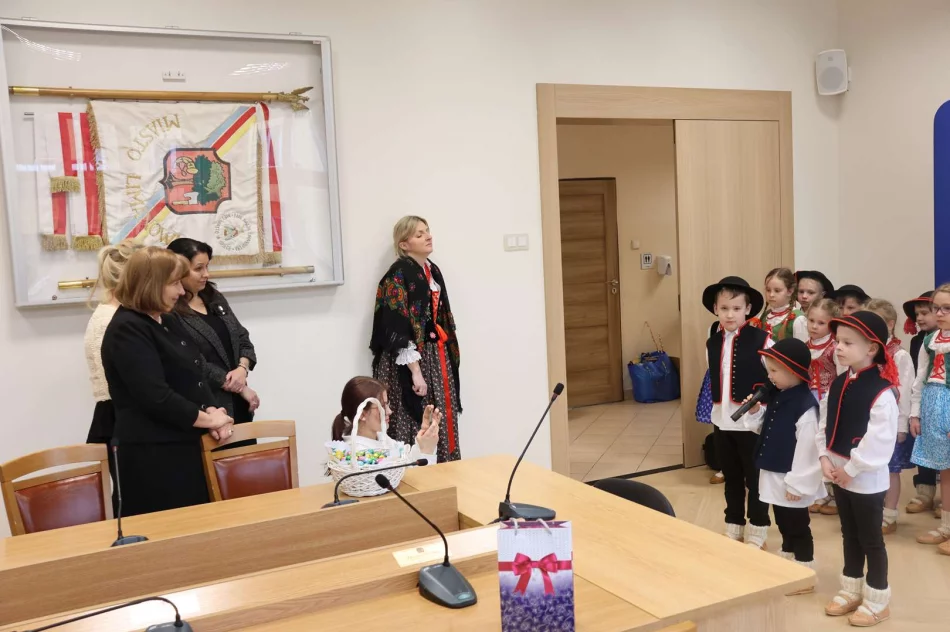 Wielkanocne spotkanie przedszkolaków z władzami miasta pełne tradycji i radości - zdjęcie 16