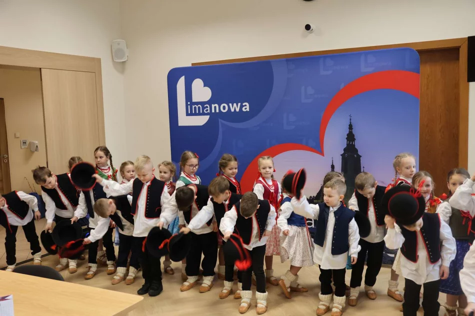 Wielkanocne spotkanie przedszkolaków z władzami miasta pełne tradycji i radości - zdjęcie 18