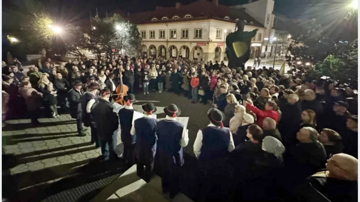 Pomnik św. Jana Pawła II przed Bazyliką Matki Boskiej Bolesnej w Limanowej podczas rocznicy śmierci papieża w 2025 r.