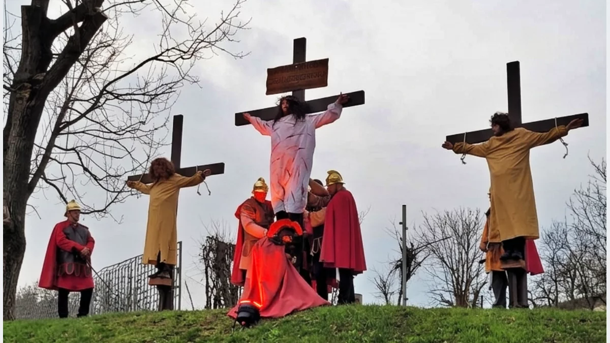 Aktorzy lokalnej grupy teatralnej w Skrzydlnej podczas wystawiania sceny ukrzyżowania.