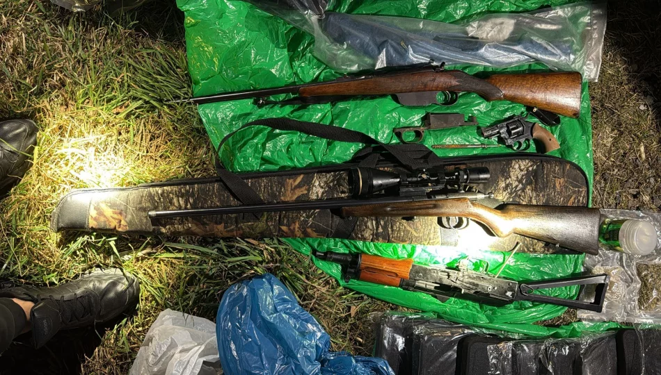 Arsenał broni, amunicja i narkotyki. Akcja służb po kontroli drogowej przy granicy powiatu - zdjęcie 1