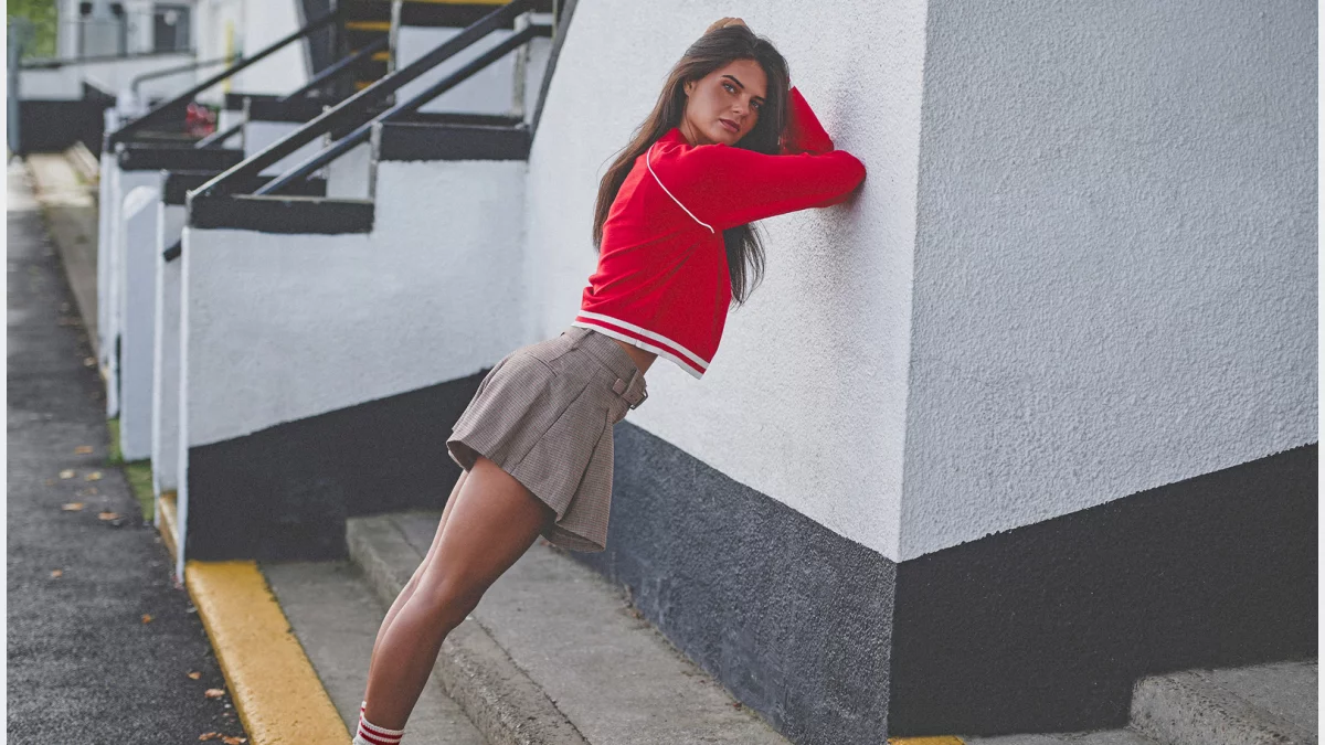 Stylizacje streetwear dla dorosłych i młodzieży. Czy coś je różni?