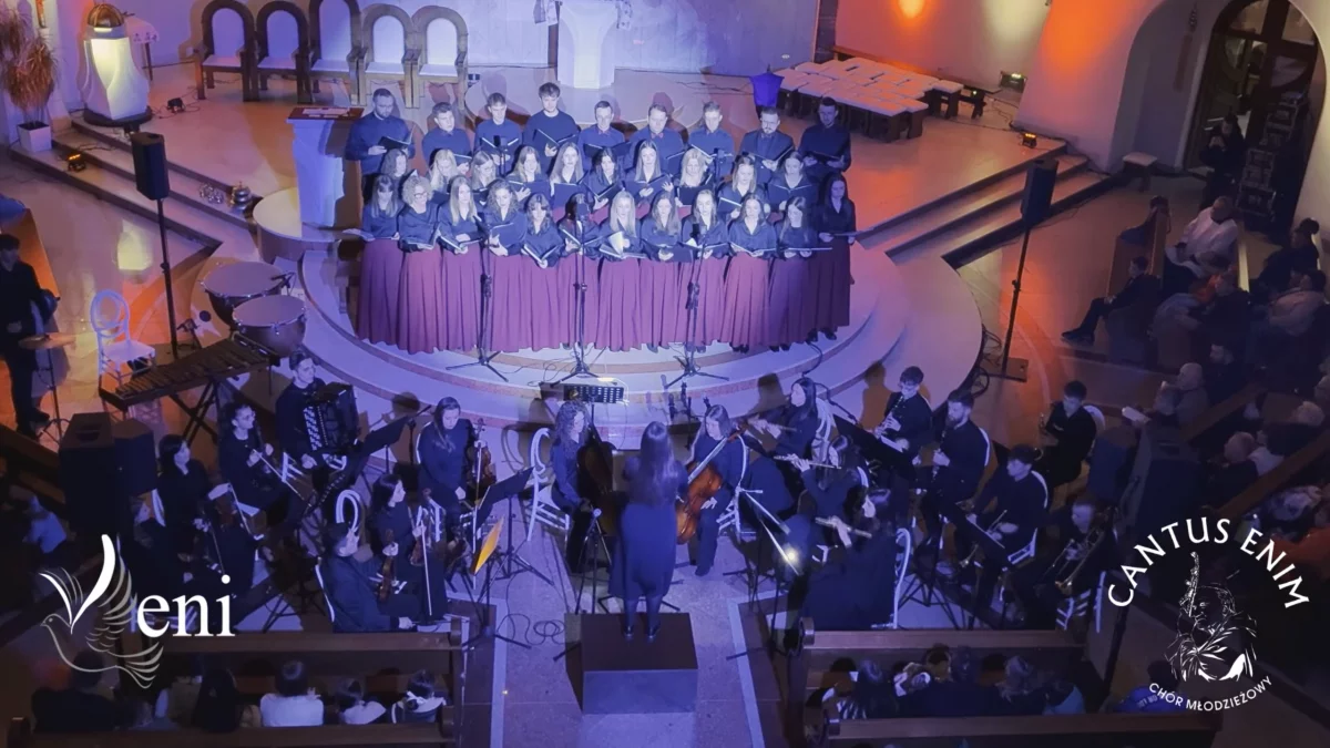 Chór Cantus Enim i zespół Veni podczas koncertu pasyjnego w kościele w Słopnicach Dolnych.