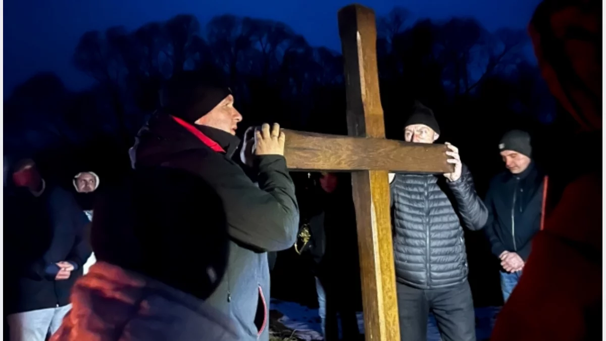 Wierni niosący krzyż podczas plenerowego nabożeństwa Drogi Krzyżowej na Zagródcu w Kasince Małej