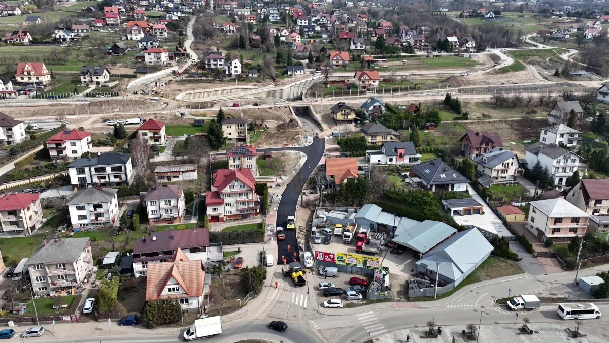 Nowa nawierzchnia asfaltowa na skrzyżowaniu w rejonie ulicy Źródlanej pod wiaduktem kolejowym w Limanowej
