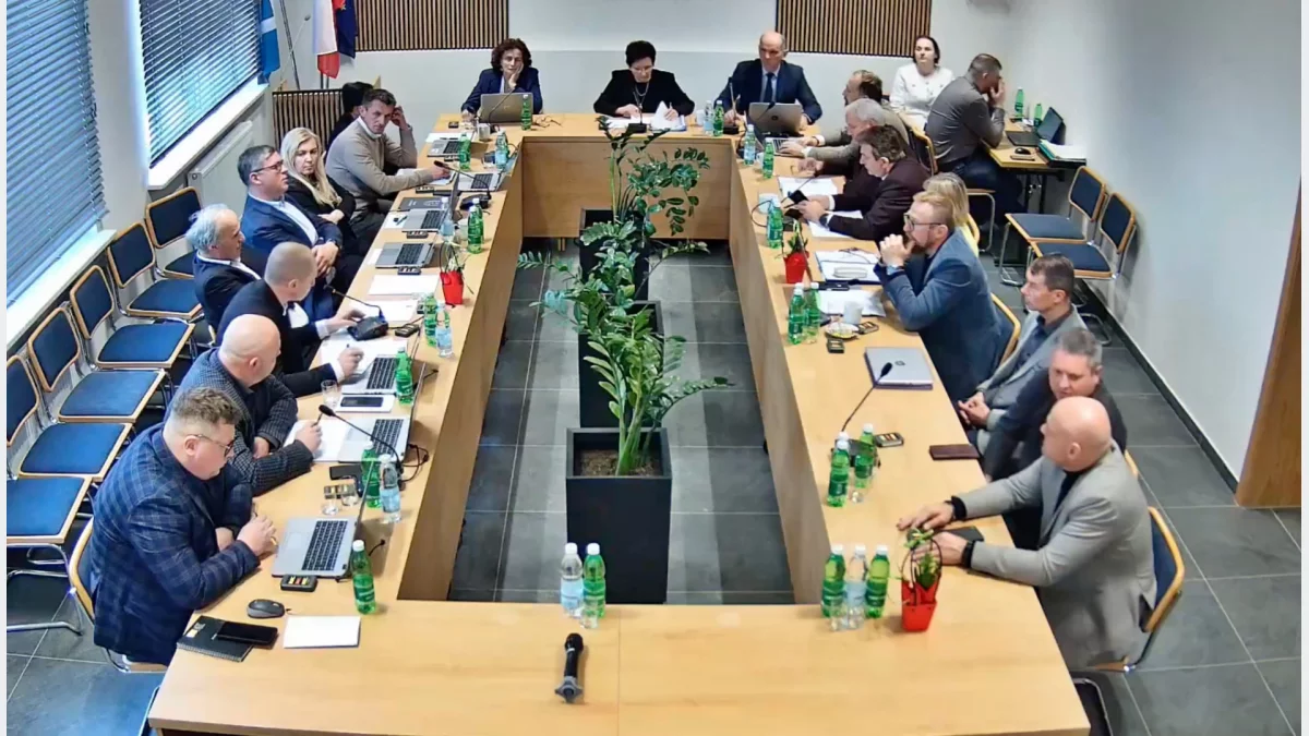 Sala obrad Rady Gminy Laskowa podczas głosowania nad uchwałami o podwyżkach