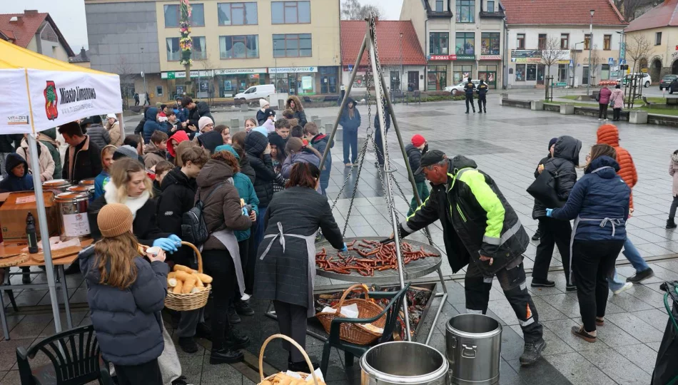 Deszcz nie zatrzymał uczniów, którzy posprzątali miasto - zdjęcie 1
