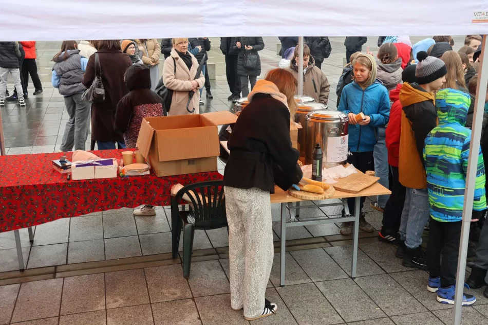 Deszcz nie zatrzymał uczniów, którzy posprzątali miasto - zdjęcie 3