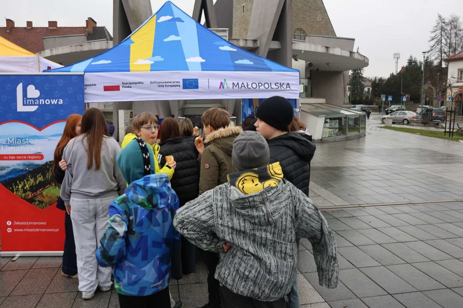 Deszcz nie zatrzymał uczniów, którzy posprzątali miasto - zdjęcie 6