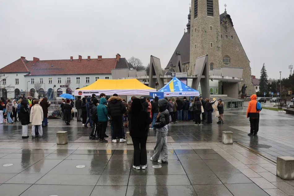 Deszcz nie zatrzymał uczniów, którzy posprzątali miasto - zdjęcie 8