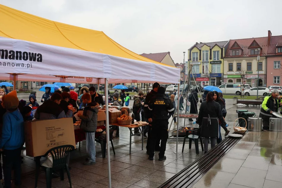 Deszcz nie zatrzymał uczniów, którzy posprzątali miasto - zdjęcie 9