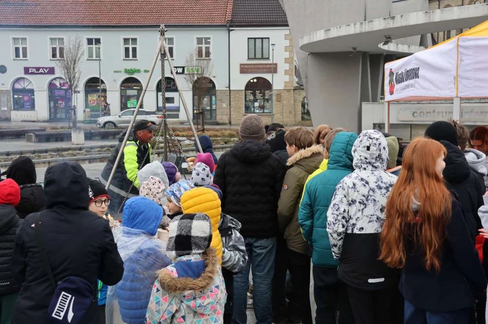 Deszcz nie zatrzymał uczniów, którzy posprzątali miasto - zdjęcie 11