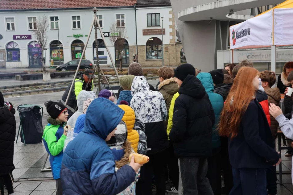 Deszcz nie zatrzymał uczniów, którzy posprzątali miasto - zdjęcie 13