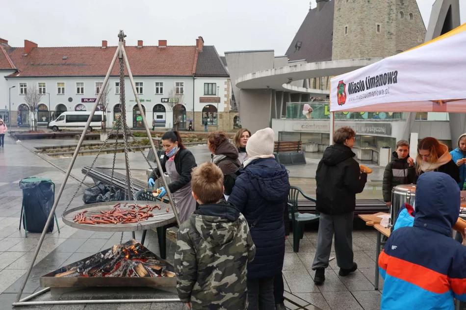 Deszcz nie zatrzymał uczniów, którzy posprzątali miasto - zdjęcie 17