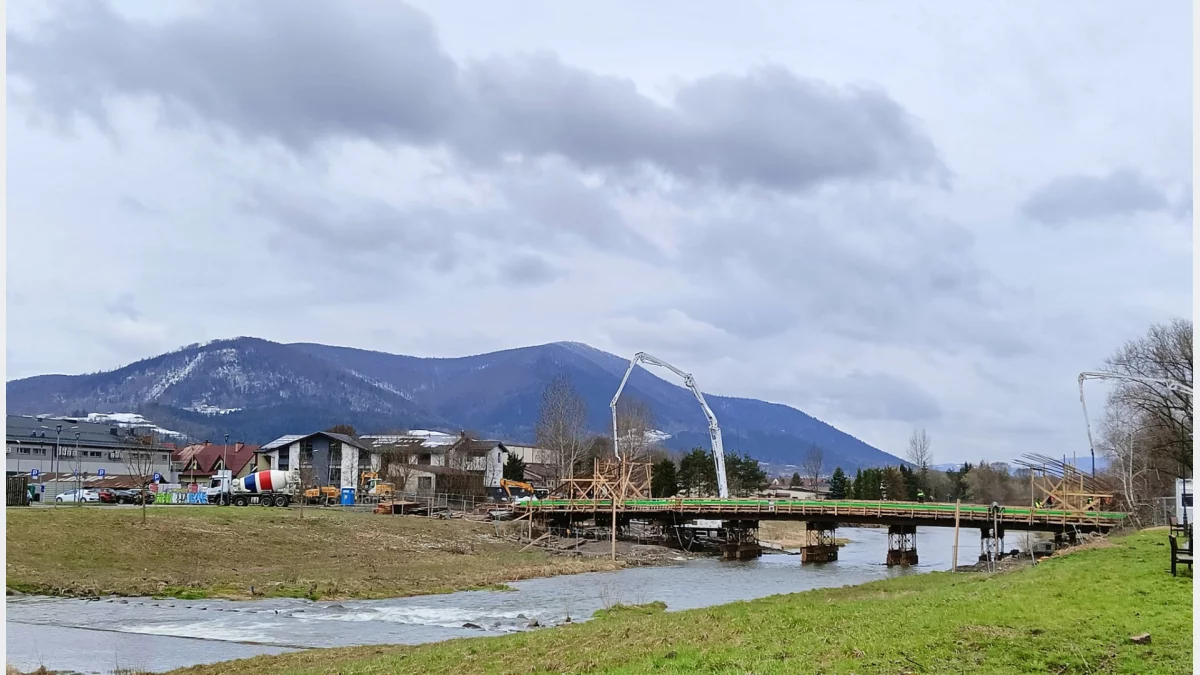 Plac budowy nowej kładki pieszo-rowerowej nad rzeką w Mszanie Dolnej.
