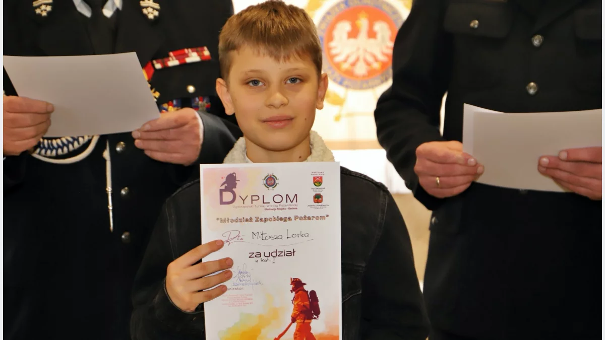Uczestnicy i organizatorzy Miejsko-Gminnego Turnieju Wiedzy Pożarniczej w remizie OSP Siekierczyna.