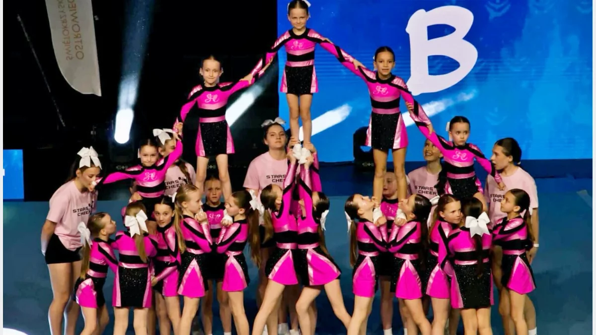 Zawodniczki Stars Cheer Limanowa z medalami i pucharami zdobytymi na Mistrzostwach Polski w cheerleadingu.