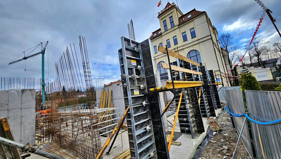 Miliony na nowy biurowiec. Ma rozwiązać problem kolejek po godzinach - zdjęcie 1