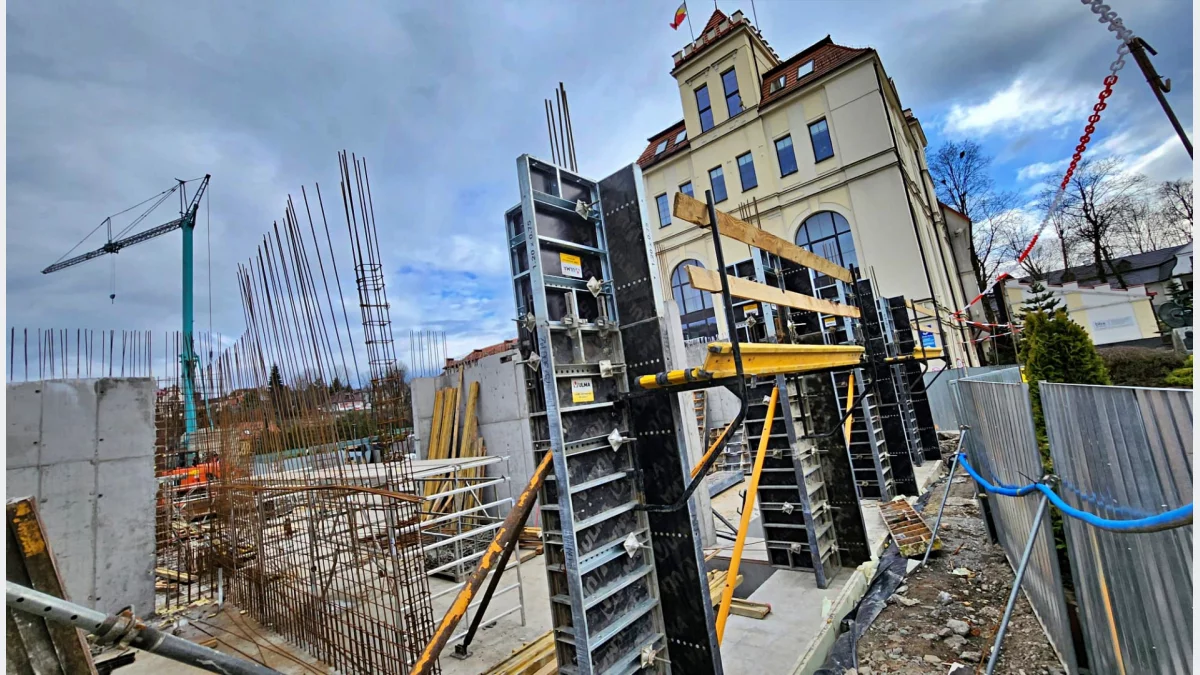 Prace budowlane przy nowym budynku Starostwa Powiatowego w Limanowej.