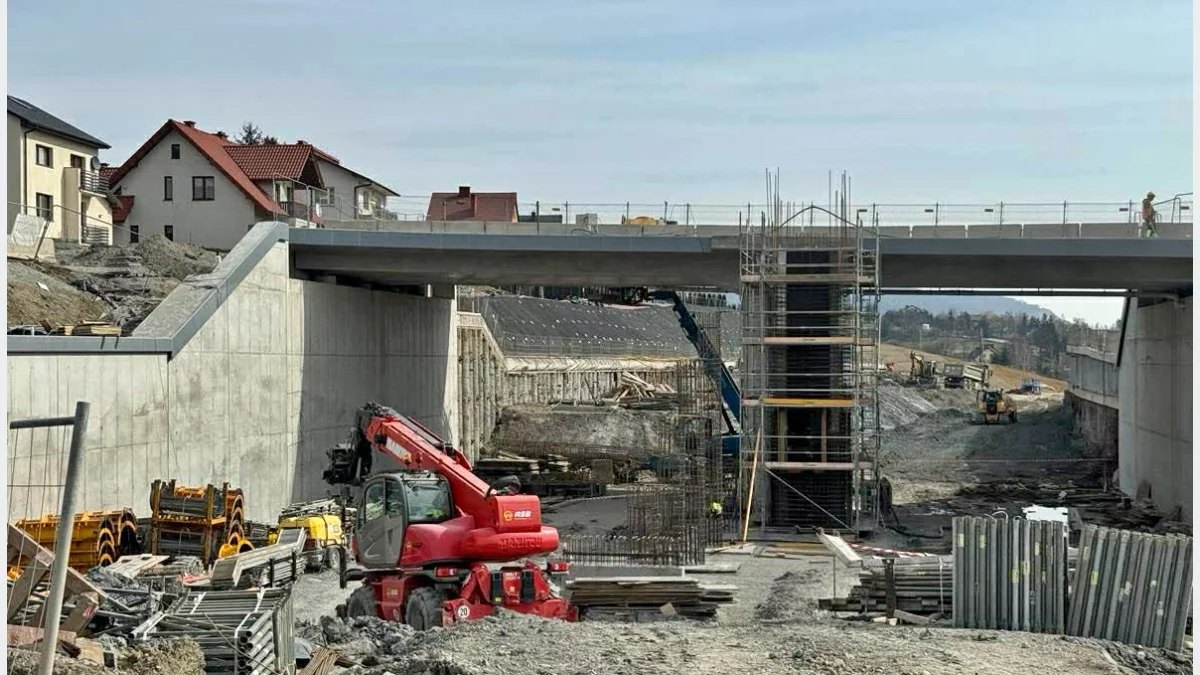 Teren budowy linii kolejowej w Męcinie w sąsiedztwie budynków mieszkalnych.