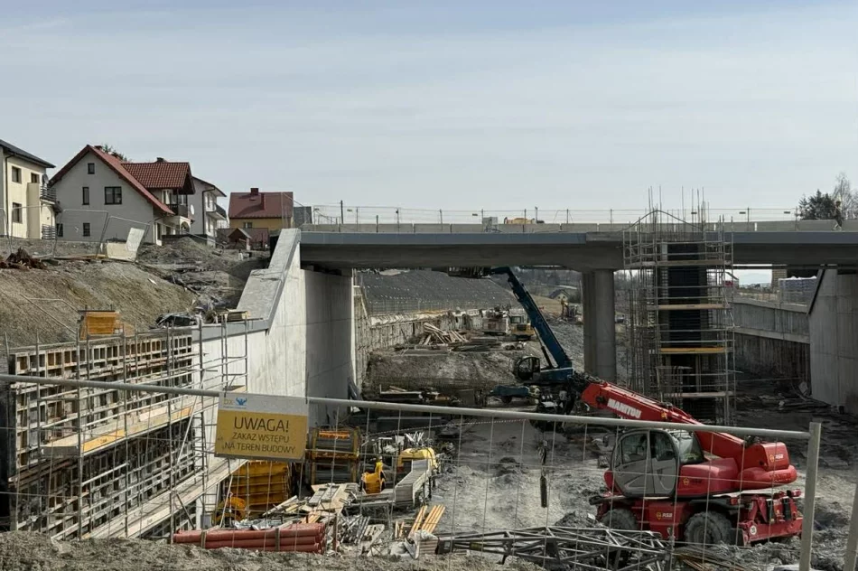 Ziemia zaczęła się osuwać. Wykonawca zwiększa monitoring - zdjęcie 4