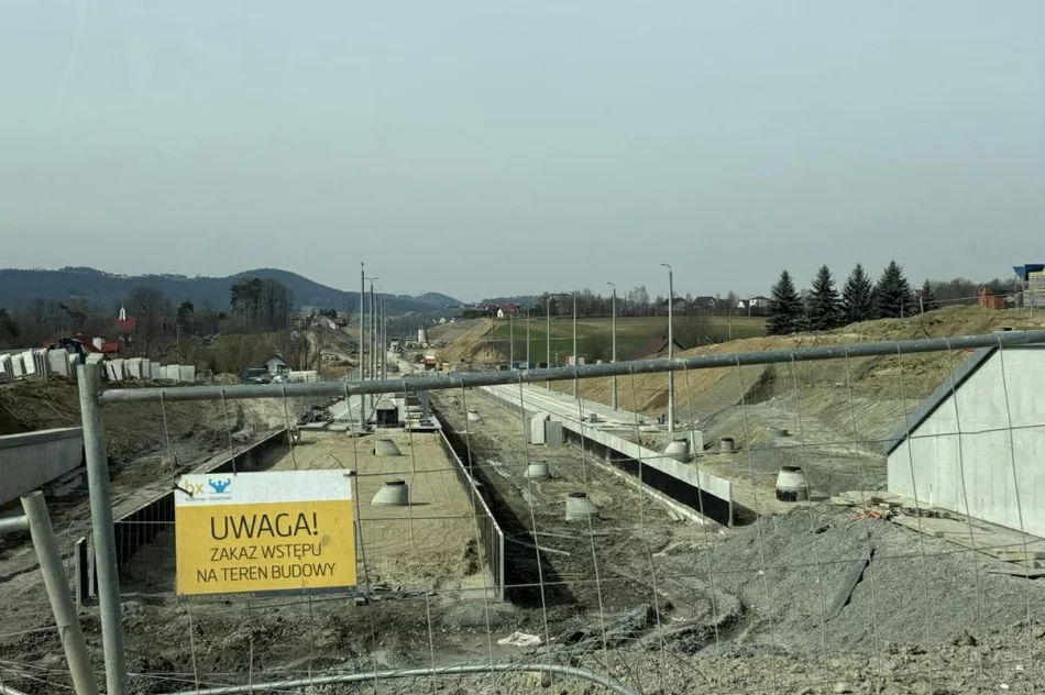 Ziemia zaczęła się osuwać. Wykonawca zwiększa monitoring - zdjęcie 5