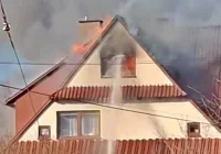 Pożar domu - 9 zastępów straży pożarnej w akcji. Zablokowana droga - zdjęcie główne
