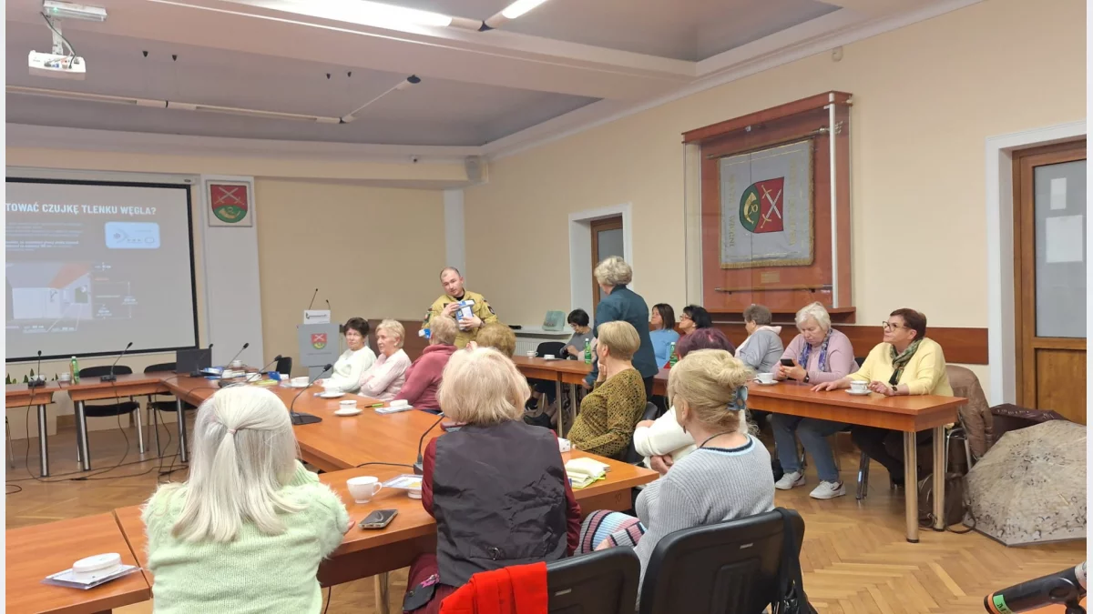 Słuchacze Limanowskiego Uniwersytetu Trzeciego Wieku podczas spotkania o bezpieczeństwie w Urzędzie Gminy.