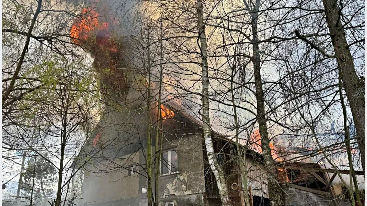 Strażacy z powiatu limanowskiego gaszący pożar poddasza w Nowym Rybiu.