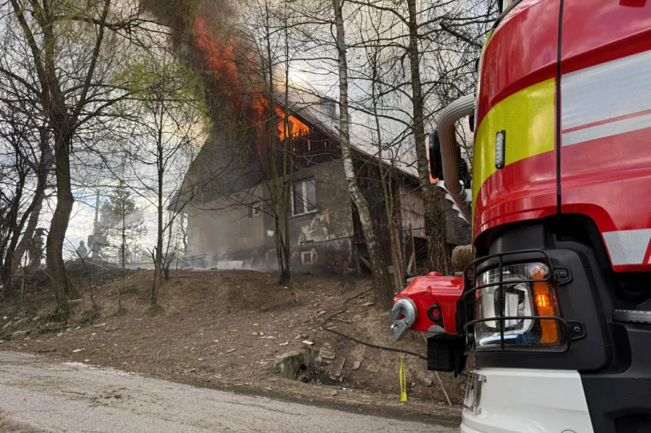 Ogień trawił dom i zabudowania. Ratowano mieszkańców oraz zwierzęta - zdjęcie 10