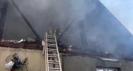 Ogień trawił dom i zabudowania. Ratowano mieszkańców oraz zwierzęta - zdjęcie 2