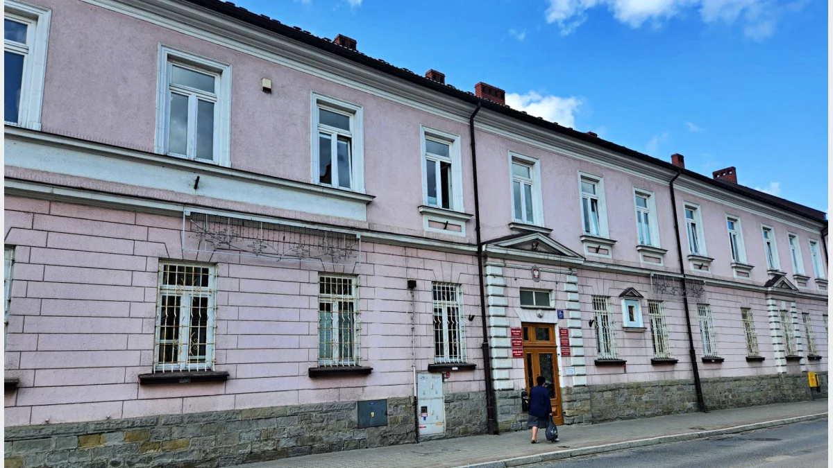 Wejście do budynku A Urzędu Gminy Limanowa przy ulicy Matki Boskiej Bolesnej.