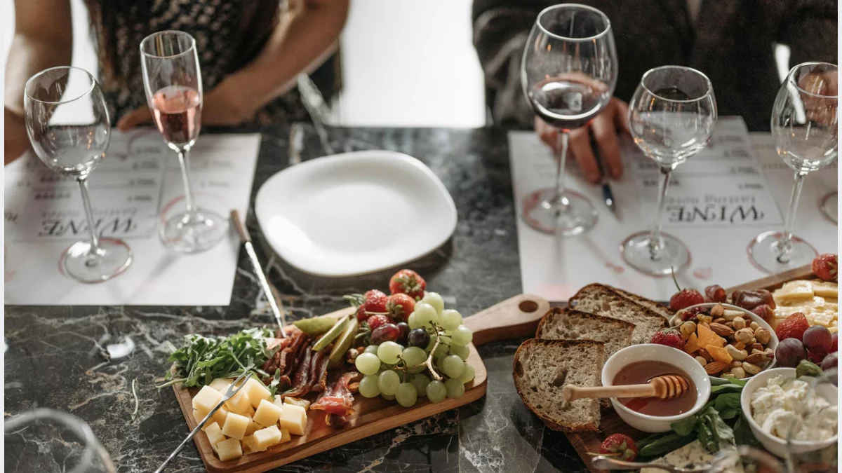Wine pairing – jak dobierać wino do przekąsek i serów?
