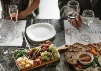 Wine pairing – jak dobierać wino do przekąsek i serów? - zdjęcie główne