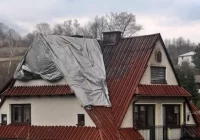 ​Ogień zniszczył dach wielopokoleniowego domu. Trwa zbiórka dla poszkodowanej rodziny - zdjęcie główne