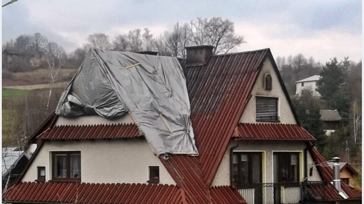 Zniszczona przez pożar konstrukcja dachu oraz spalone elementy poddasza domu jednorodzinnego.