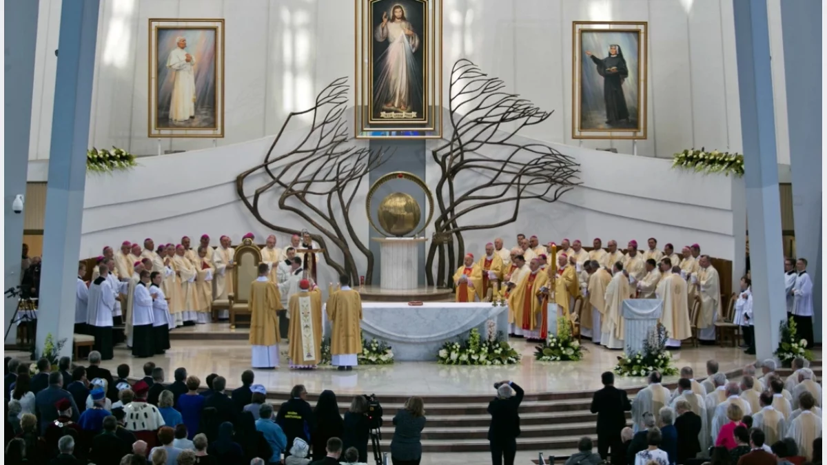 Wnętrze Sanktuarium Bożego Miłosierdzia w Łagiewnikach z obrazem Jezusa Miłosiernego.