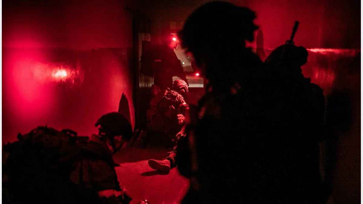 Żołnierze WOT w pełnym oporządzeniu ćwiczą podczas szkolenia Combat Lifesaver.
