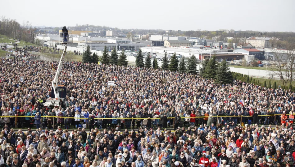 Kard Ryś: Bóg ma dla nas wielkie miłosierdzie, bo rodzi nas do żywej nadziei - zdjęcie 1