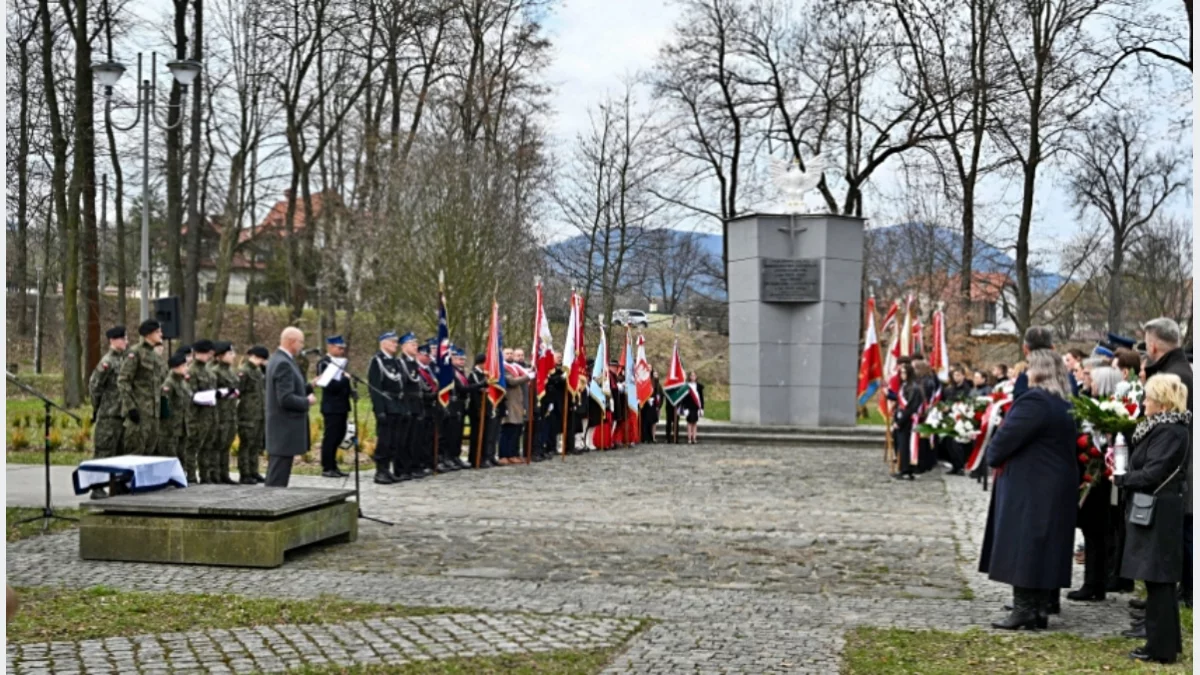 Poczty sztandarowe i samorządowcy podczas obchodów katyńskich w Mszanie Dolnej.