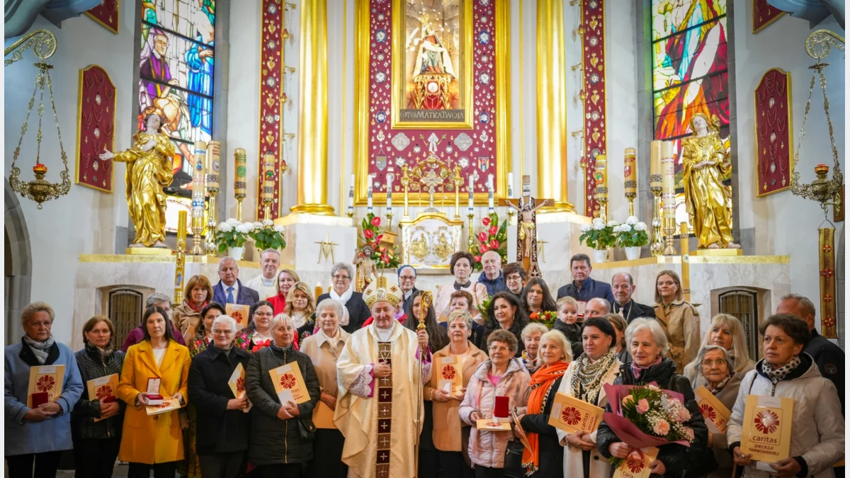 Biskup Andrzej Jeż i wolontariusze Caritas w Bazylice Matki Boskiej Bolesnej w Limanowej.